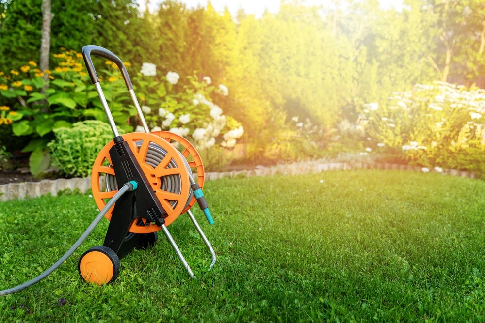how to put a garden hose on a reell